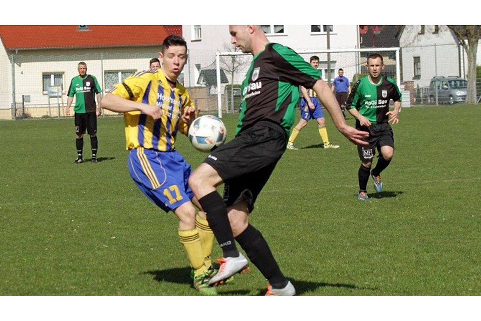 Im Mittelpunkt: Der Wiesenauer Kamil Michal Mazur (rechts) und Lorenz Kauhs (Wellmitz) richten den Blick zum Ball. Foto: Bernd Pflughöft Im Mittelpunkt: Der Wiesenauer Kamil Michal Mazur (rechts) und Lorenz Kauhs (Wellmitz) richten den Blick zum Ball. Foto: Bernd Pflughöft