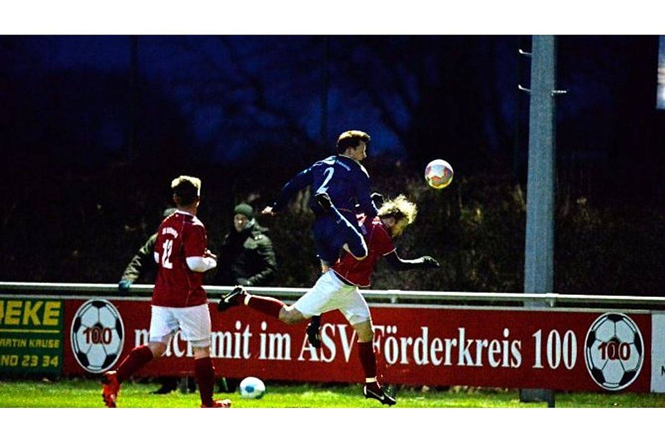 Nach einer ähnlichen Aktion sah Bramsches Niklas Barrenpohl (in Blau) gegen Alfhausen Rot. Foto: Rolf Kamper