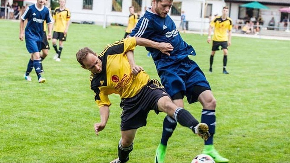 Der TSV Ebermergen (in Blau) verlor nicht nur wie hier den Ball gegen den SV Mauren, sondern auch das Spiel um den fünften Platz der Harburger Stadtmeisterschaft mit 1:0.	F.: Marco Angermeyer