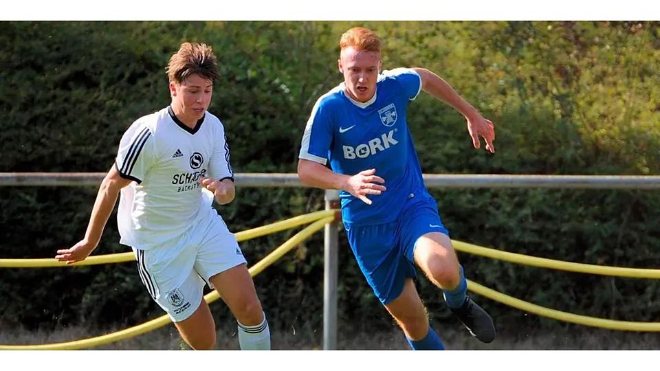 Zweifacher Torschütze für den FC Cleeberg II in der Fußball-A-Liga Wetzlar: Marvin Gath (r.) in Aktion. (Archivfoto) © Martin Weis
