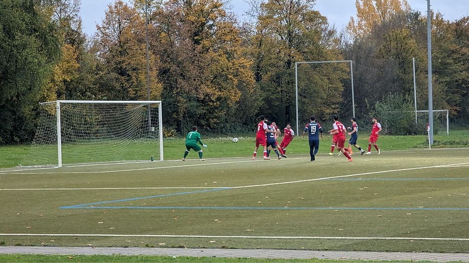 Abschluss von Leon Bekaj, geblockt von Nicolai Hönnige. Führt zur Ecke.