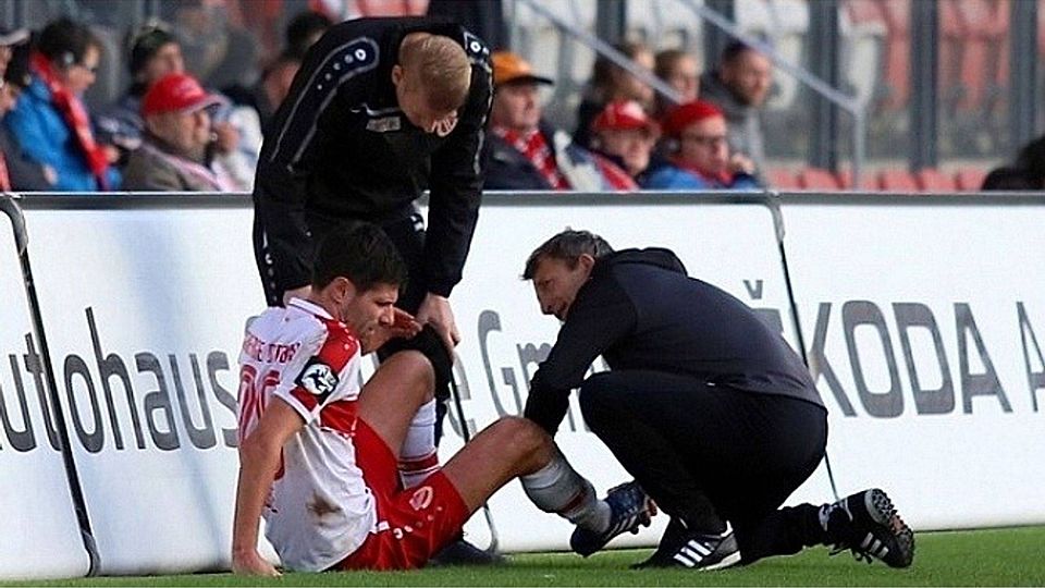 Tim Kruse wird nach seiner Verletzung an der Seitenlinie behandelt. F: Steffen Beyer
