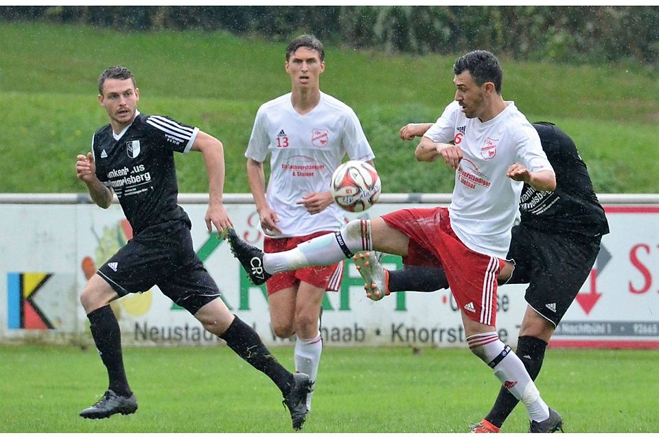 Die DJK Irchenrieth (weiß-rotes Trikot) holte am 5. Spieltag überraschend einen Punkt beim ambitionierten SVSW Kemnath. F: Nachtigall