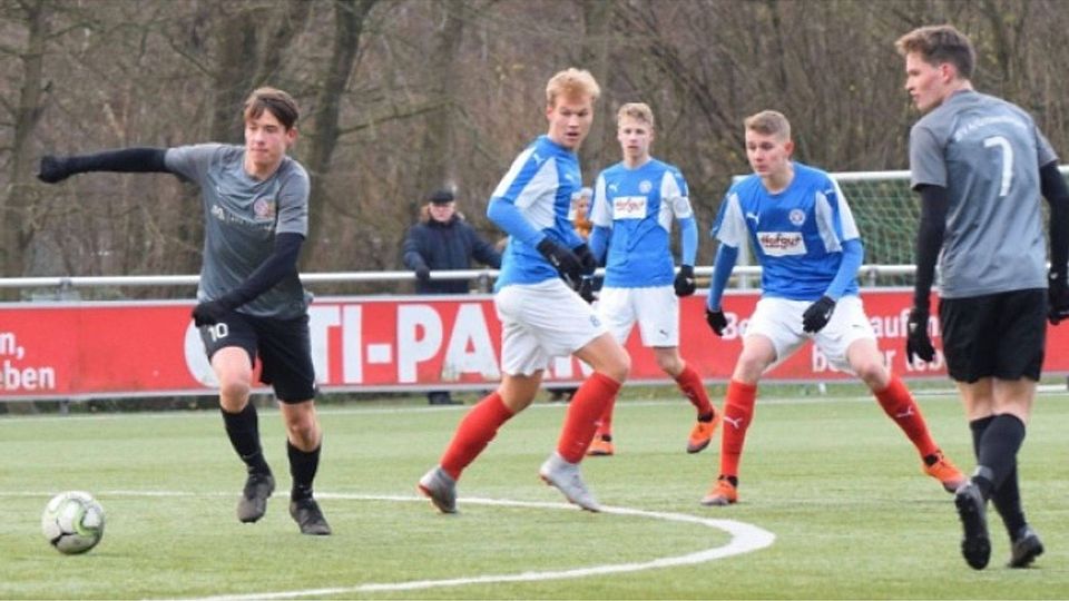 Melvin Boie (links) erzielte auf dem Kieler Kunstrasen die vorentscheidende 2:0-Führung für die U17 des JFV A/O/Heeslingen, die damit drei wichtige Punkte im Abstiegskampf einfuhr.