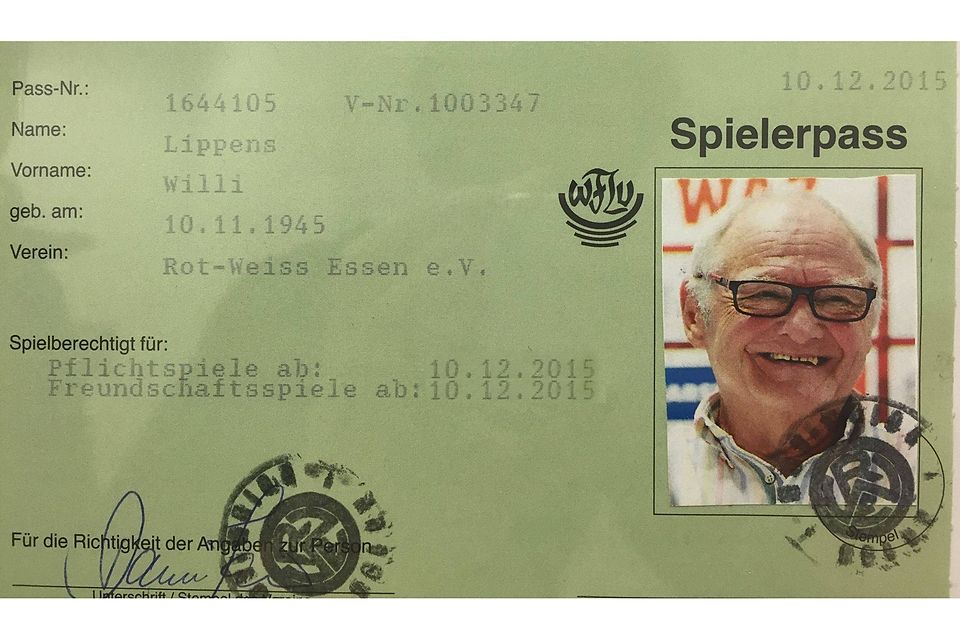Keine Ente: Der Spielerpass des 70-jährigen Willi Lippens. Foto: RWE