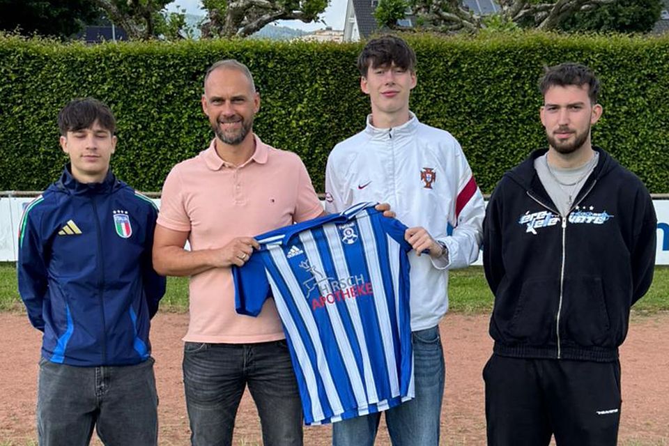 3.	Reiner Ratz (Sportlicher Leiter, Zweiter von links) mit den Neuzugängen Eliano Faraone, Melvin Siegwart und Nico Haas (von links) | Foto: SV Schopfheim