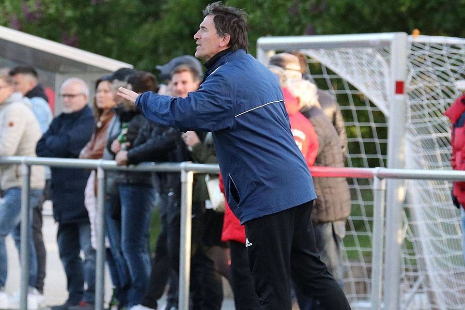 Leo Gjini (vorne) bleibt Trainer bei Landesligist SV Kaisersbach. 