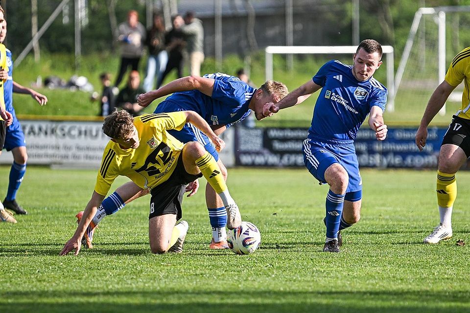 Landesliga-Absteiger SV Etzenricht (in Blau) und der amtierende Vizemeister SV Hahnbach (Gelb) wollen ein gewichtetes Wort um die vorderen Plätze mitsprechen.