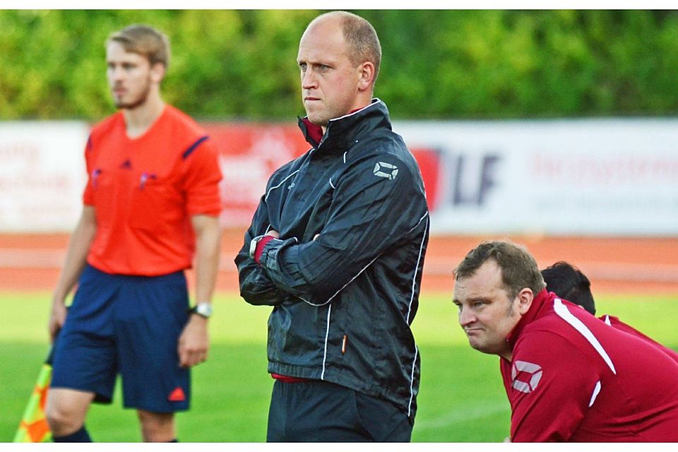 FC-Trainer Timo Rist (Mitte) musste nur in der ersten Halbzeit skeptisch schauen. Foto: Chr. Eberhardt