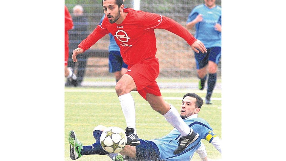 Engagiert, aber nicht treffsicher: Primus FC Türk Gücü um Gökhan Akkus (oben) trennt sich im Rüsselsheimer Stadtderby vom FC Hillal (Abdelaziz El Fanoui) 0:0. Foto: Vollformat