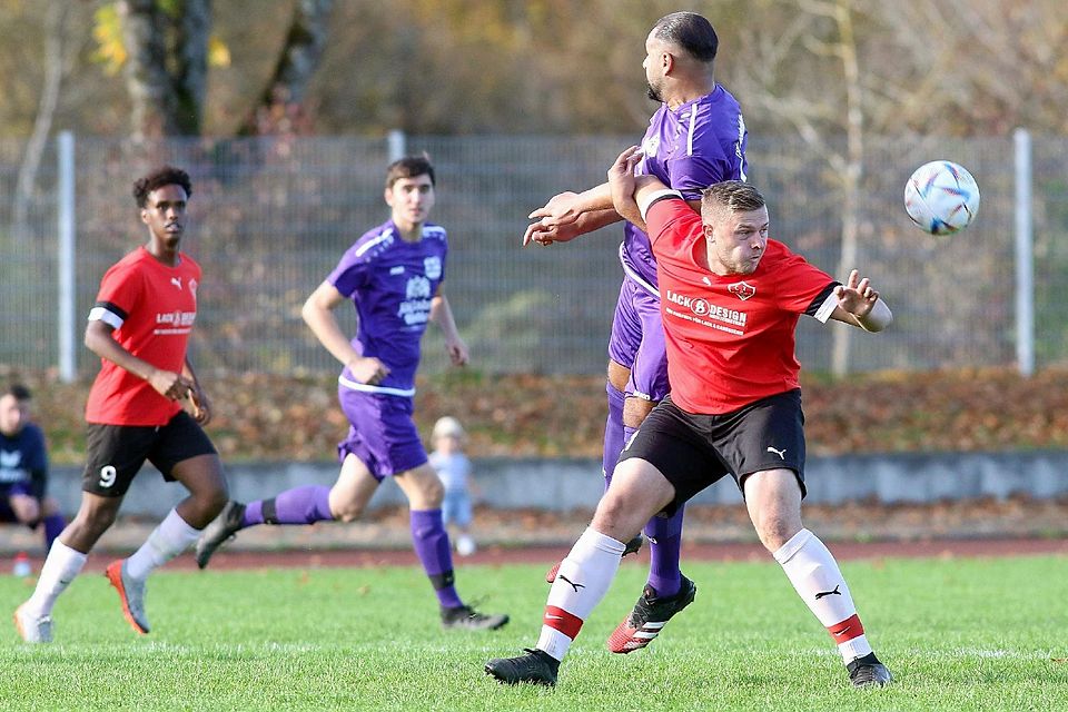In der A-Klasse war Miralem Brkic (in Rot, r.) eine Klasse für sich. In 23 Spielen für den BVTA Fürstenfeldbruck gelangen dem Stürmer beeindruckende 40 Tore.