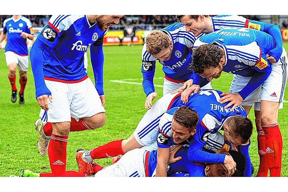 Gemeinsamer Jubel: Mathias Fetsch (ganz unten) ist nach seinem ersten Tor seit September ein „Riesenstein“ vom Herzen gefallen – im Vergleich dürften sich die Mitspieler auf ihm sehr leicht angefühlt haben. Foto: Stark