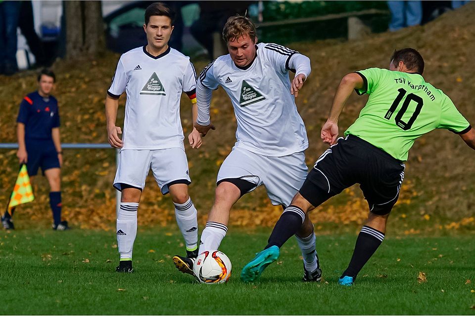 Stephan Lorenz (am Ball) und sein FC Ruderting konnten das Spitzenspiel gegen den TSV Karpfham mit Tobias Dandl (re.) für sich entscheiden. F: Solek