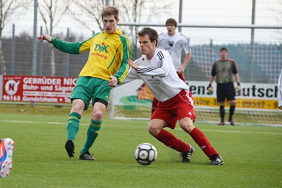 Die Bamberger Kunstrasen-Kicker um Roland Kropf (li.) empfängen die Wespen-Elf aus Bayreuth. F: Waltrapp