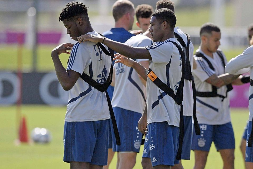 Bright Arrey-Mbi (li.) hat Trainingspartner David Alaba beeindruckt. 