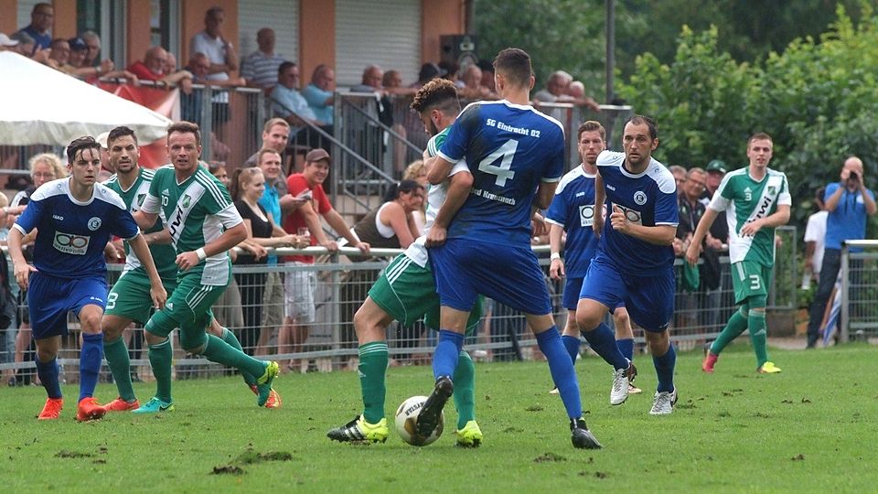 Eng am Mann: Im Derby zwischen der SG Eintracht Bad Kreuznach (blaue Trikots) und dem SV Alemannia Waldalgesheim wurde sich kein Meter geschenkt.	Foto: Heidi Sturm