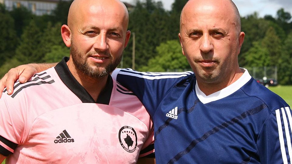 Sie geben auf und neben dem Spielfeld den Ton an: Die beiden (Spieler-)Trainer des FC Kosova, Abdullah Derguti (re.) und Mixhen Krasniqi.