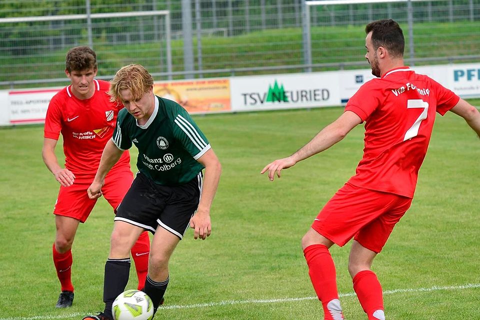 Fühlt sich pudelwohl beim TSV Neuried: Neuzugang Roman Pösl (am Ball) kam vom FC Neuhadern.