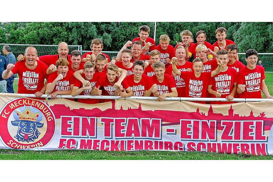 Die U17 des FC Mecklenburg Schwerin feiert den Regionalligaaufstieg.Carsten Darsow