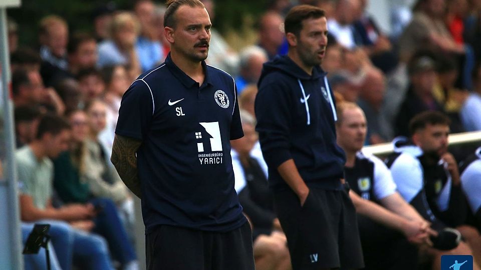 Sven Liebisch (links), Co-Trainer des SV Gonsenheim und hier an der Seitenlinie im Einsatz beim Auftaktspiel gegen den TSV Gau-Odernheim, verbindet viel mit Pokalgegner TSV Mommenheim.