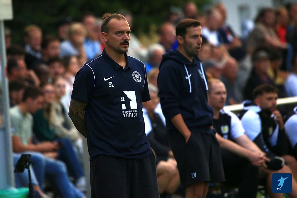 Sven Liebisch (links), Co-Trainer des SV Gonsenheim und hier an der Seitenlinie im Einsatz beim Auftaktspiel gegen den TSV Gau-Odernheim, verbindet viel mit Pokalgegner TSV Mommenheim. Sven Liebisch (links), Co-Trainer des SV Gonsenheim und hier an der Seitenlinie im Einsatz beim Auftaktspiel gegen den TSV Gau-Odernheim, verbindet viel mit Pokalgegner TSV Mommenheim.