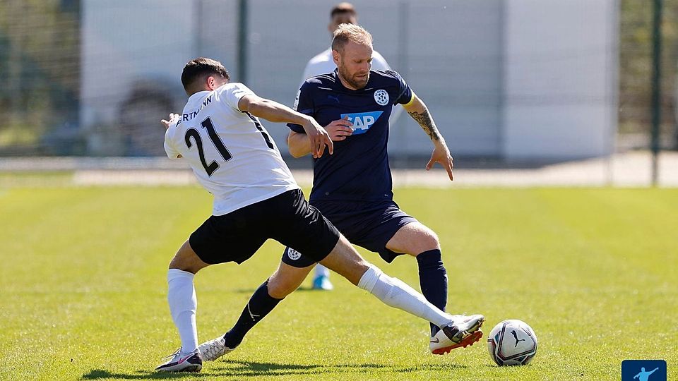 FCA-Trainer Andreas Schön führte seine Mannschaft beim letzten Sieg gegen Schott Mainz als Kapitän aufs Feld.