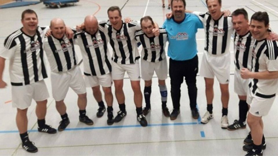 Das S40-Team der SG Wörpetal freut sich über den Sieg beim Mitternachtsturnier für Altherrenfußballer der SG Selsingen/Sandbostel. Foto Kahrs