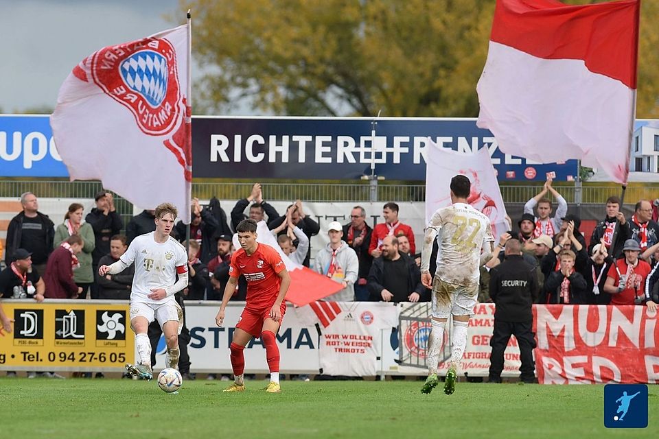 Die U21 des FC Bayern München (in weiß) lockte in Hankofen die Massen an 