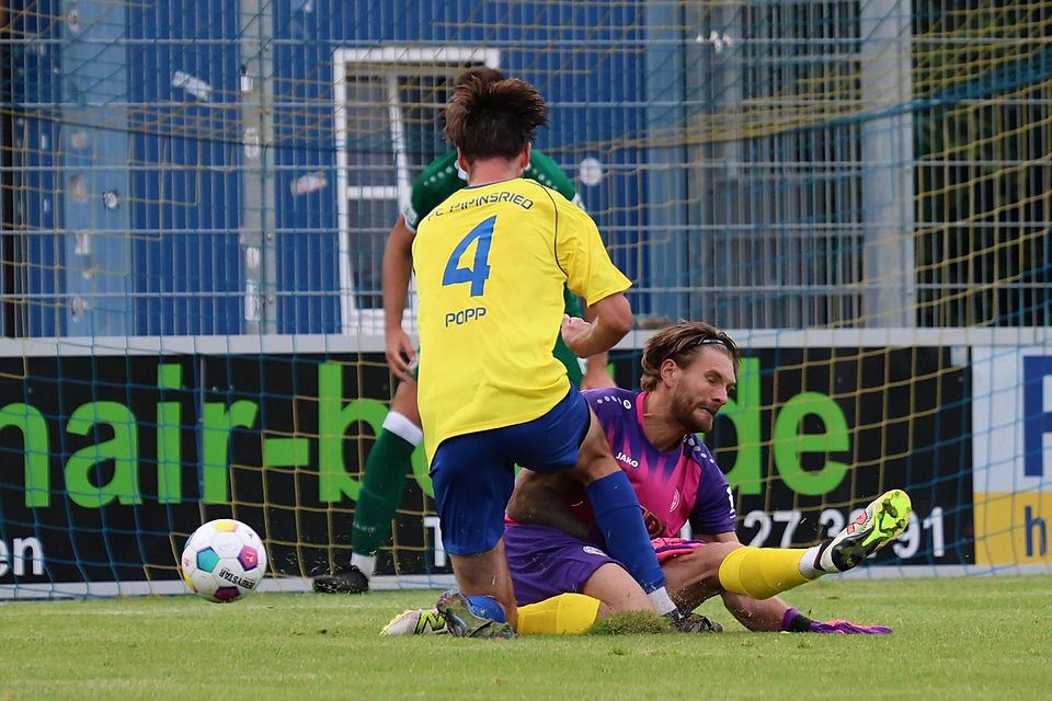 Am Pfosten landet dieser von Felix Popp getretene Ball, Eichstätts Keeper Felix Junghan wäre zu spät dran gewesen.