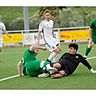 Sitzball: Planigs Dennis Mastel (grünes Trikot) und der Pfaffen-Schwabenheimer Keeper Berkant Erdogan.	Foto: Edgar Daudistel