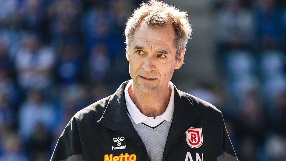 Eine besondere Ehre wurde Dr. Andreas Harlass-Neuking, dem Mannschaftsarzt von Jahn Regensburg, zuteil. – Foto: IMAGO / Sportfoto Zink / Köglmeier