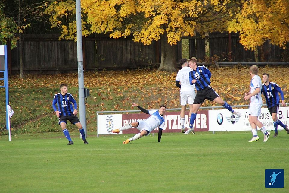 Mit einem Heimsieg gegen den TuS Rosenberg (in Blau-Schwarz) könnte der SV Raigering (in Weiß) einen seiner Verfolger erst einmal abschütteln.