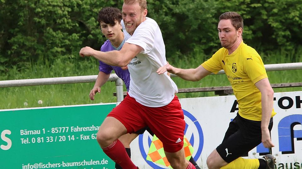 Nicht zu halten: Andi Hohlenburger (weiß) drückte der Kreisliga-Saison mit 31 Toren seinen Stempel auf.