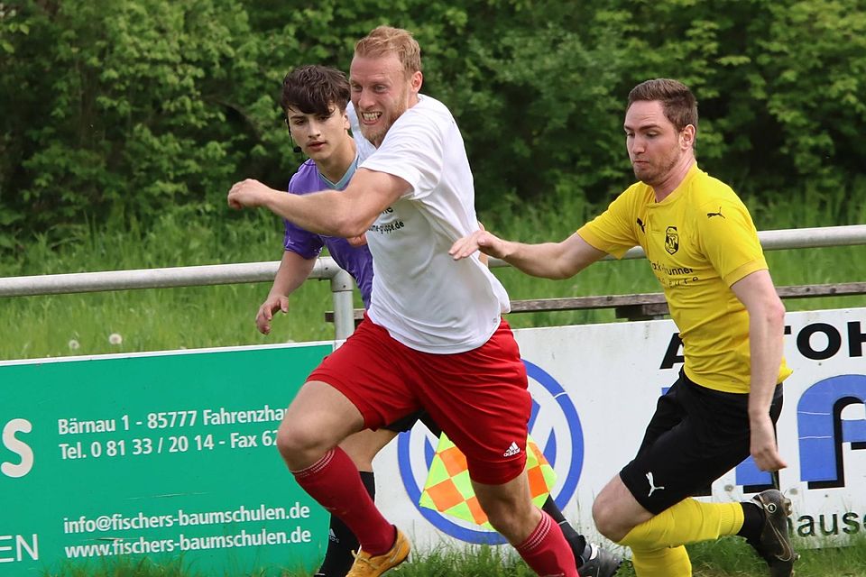 Nicht zu halten: Andi Hohlenburger (weiß) drückte der Kreisliga-Saison mit 31 Toren seinen Stempel auf.