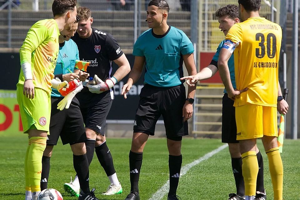 Hier leitet Kandemir die Regionalliga-Partie zwischen dem KFC Uerdingen und Fortuna Düsseldorf II.