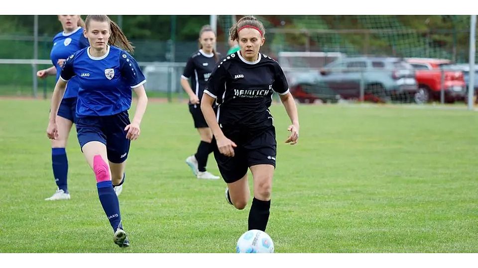 Geht in der neuen Saison in der Fußball-Gruppenliga der Frauen auf Punktejagd: Swantje Kohlitz (r.) vom TuS Naunheim. © Jasmin Hahn