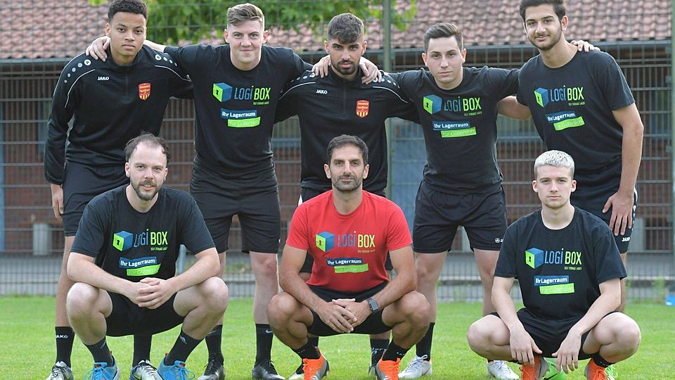 Neu: Aramäer Gütersloh mit (hinten v.l.) Julian Martin, Jonny Nickel, Konstantinos Gkrawelis, Blazhe Stojanov, Moses Ergün; (vorne v.l.) Niklas Drücker, Trainer Thomas Oral und Julien Fouad.