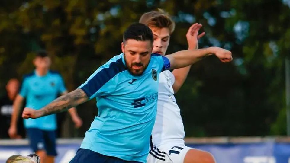 Daniele Toch (vorn, im Trikot des SV Hummetroth gegen den Höchster Sebastian Geissler) wird unter seinem Bruder Marco neuer spielender Co-Trainer beim TV Fränkisch-Crumbach. (Archivfoto) © Guido Schiek