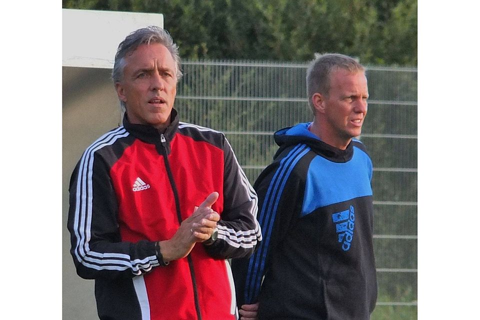 Trainer Michael Apholz hat beim Bezirksligisten SC Lehe Spaden gekündigt. Sein Nachfolger wird Co-Trainer Chris Lindemann (rechts). Foto: Volker Schmidt