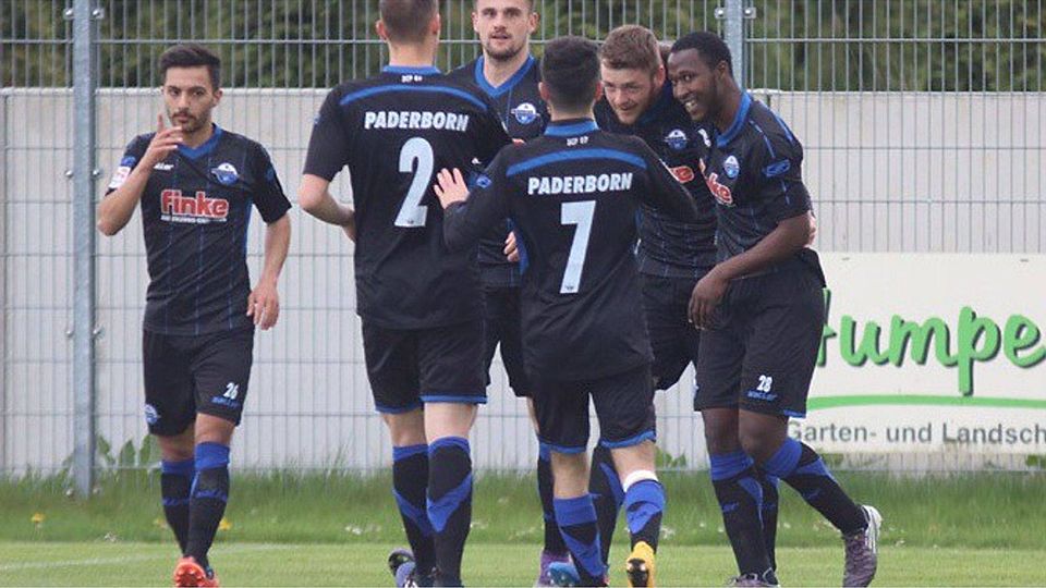 Kurzer Jubel über den Ausgleich: Marcel Salokat (M.) machte das 1:1 in Hassel. Die U21 ging dann aber mit 1:4 unter. F: Heinemann