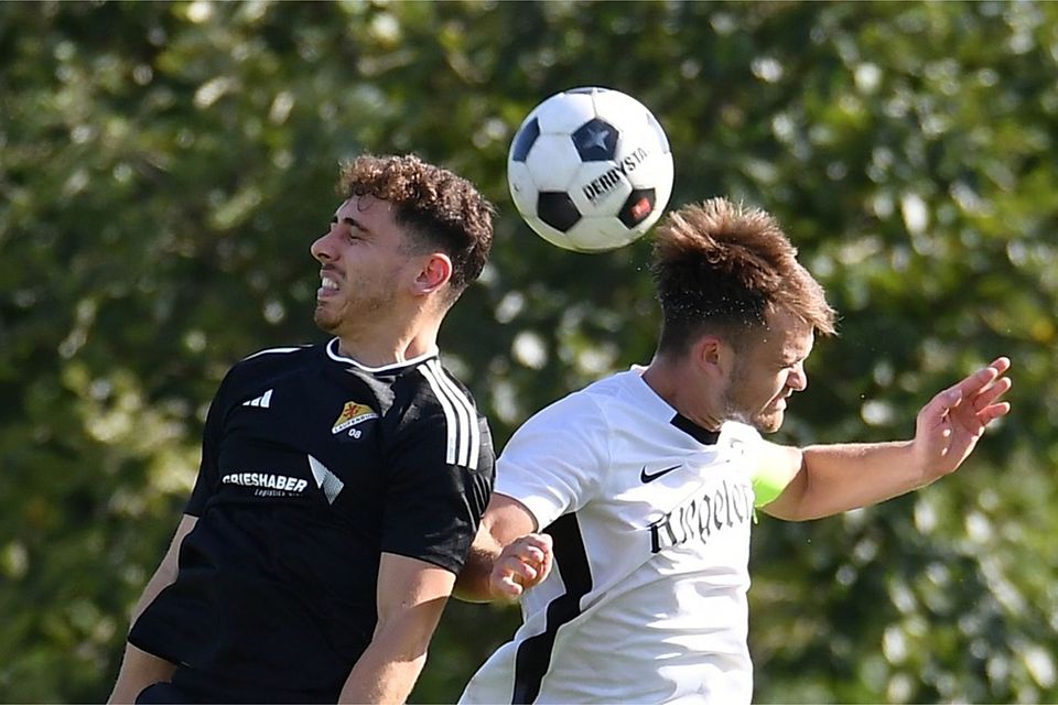 „Sehr stolz auf die Saison“: der SV 08 um Angelo Armenio (links, gegen den Teninger Meisterkapitän Tom Hodel) | Foto: Achim Keller „Sehr stolz auf die Saison“: der SV 08 um Angelo Armenio (links, gegen den Teninger Meisterkapitän Tom Hodel) | Foto: Achim Keller