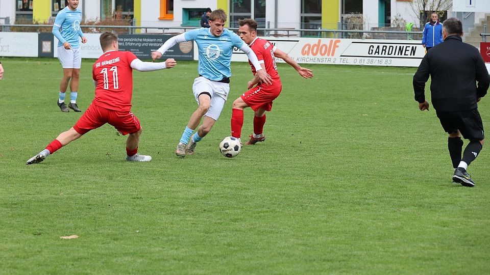 Ab durch die Mitte: Schwabhausens Leo Schüller setzt sich gegen Christian Roth (links) und Jonas Schwarz durch.