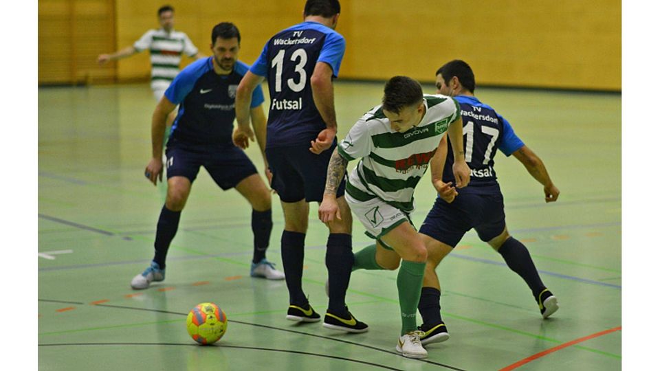 Die Futsal-Saison wird abgebrochen, es gibt keine Absteiger. Damit ist auch der TSV Neuried um Marcel Nirschl (in Grün-Weiß) gerettet. Walter Wohlrab