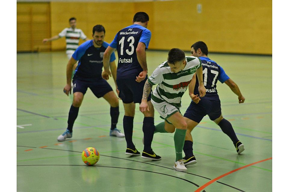 Die Futsal-Saison wird abgebrochen, es gibt keine Absteiger. Damit ist auch der TSV Neuried um Marcel Nirschl (in Grün-Weiß) gerettet. Walter Wohlrab