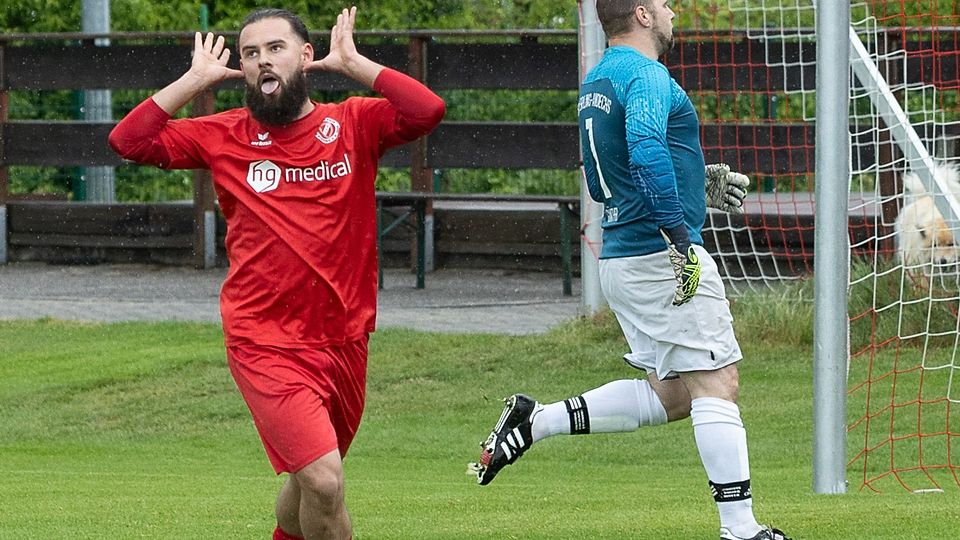 Ällabätsch: Der Raistinger Ramon Messner luchste Erlings Torhüter Michael Günther den Ball ab und schob die Kugel zum 1:0 ein.