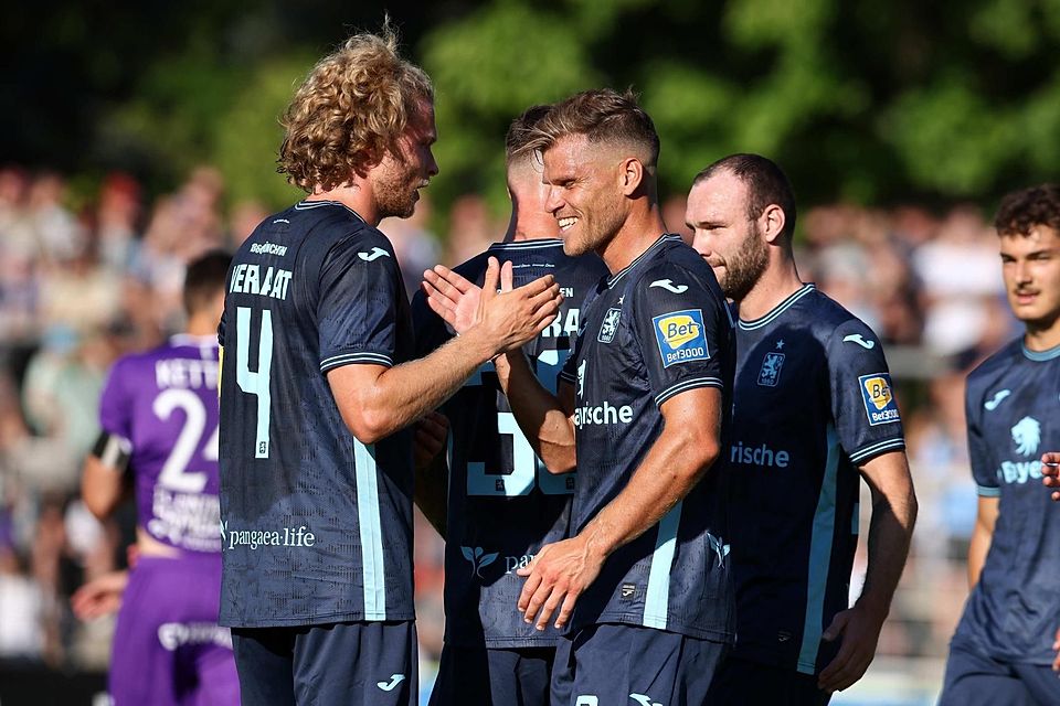 Da gratuliert auch Kapitän Jesper Verlaat: 1860-Stürmer Florian Niederlechner traf in Bamberg doppelt. Da gratuliert auch Kapitän Jesper Verlaat: 1860-Stürmer Florian Niederlechner traf in Bamberg doppelt.