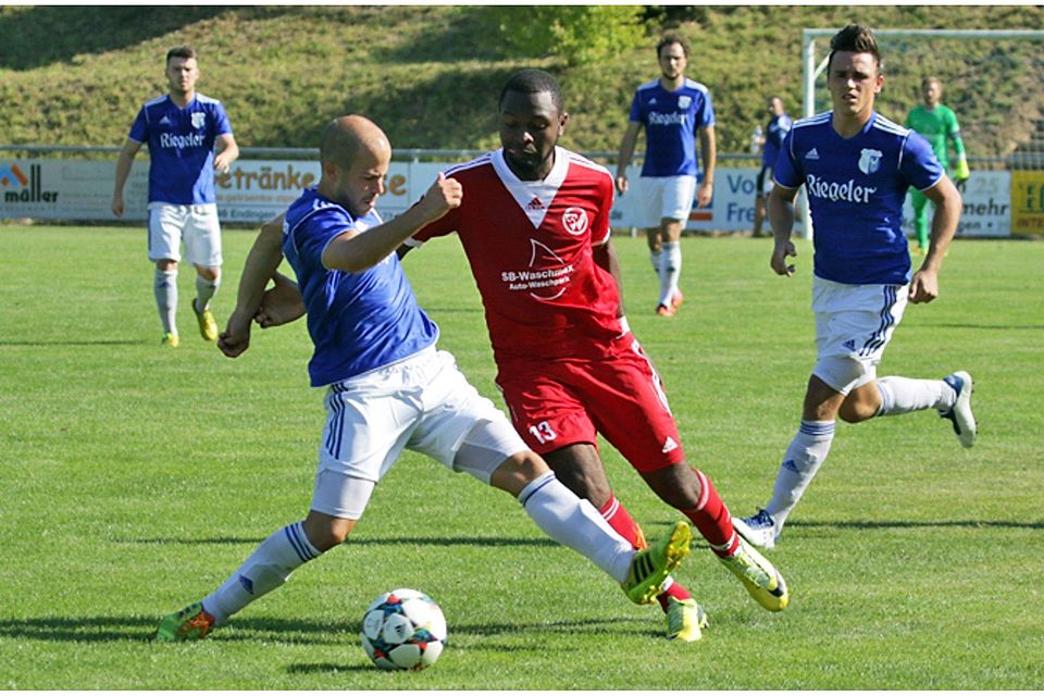 Gildas Asongwe (Mitte) war der erfolgreichste Torschütze des Spieltags. | Foto: Benedikt Hecht
