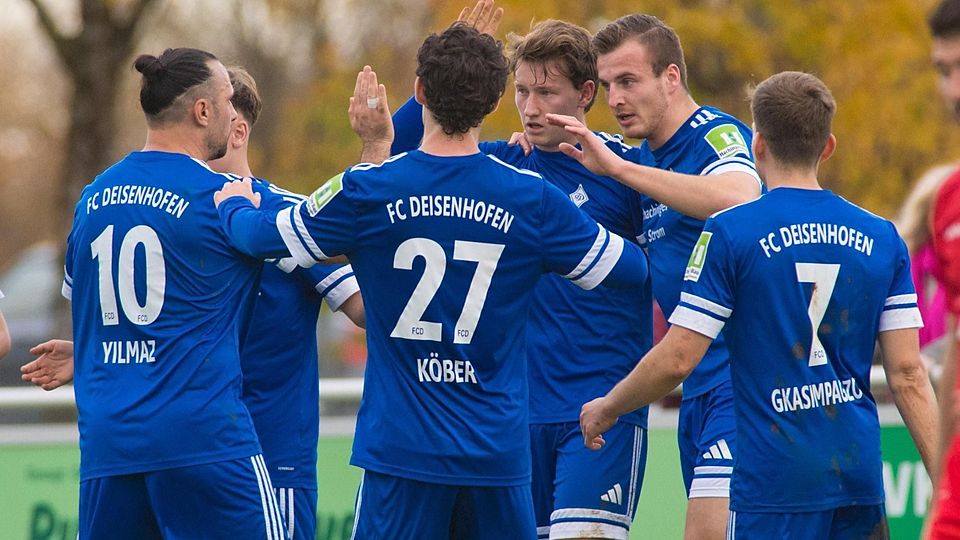 fc deisenhofen, blau, gegen tsv 1874 kottern, 01.11.2025 florian schmid, lukas kretzschmar, mitte v.l.