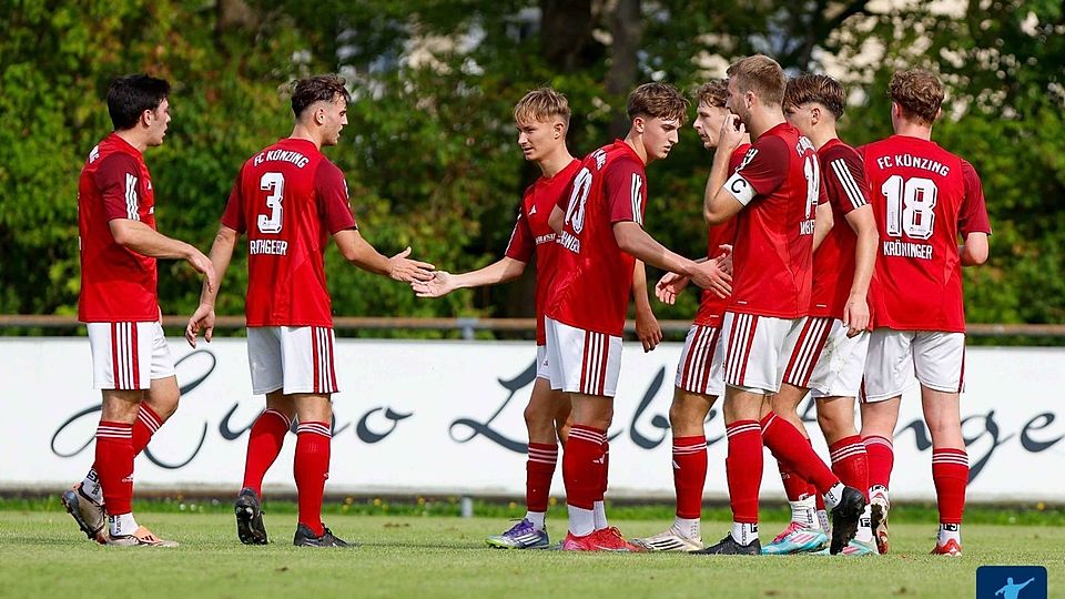 Der Jubel des neuen Tabellenführers! Der FC Künzing grüßt nach dem 3:0-Auswärtssieg gegen Bischofsmais von der Tabellenspitze
