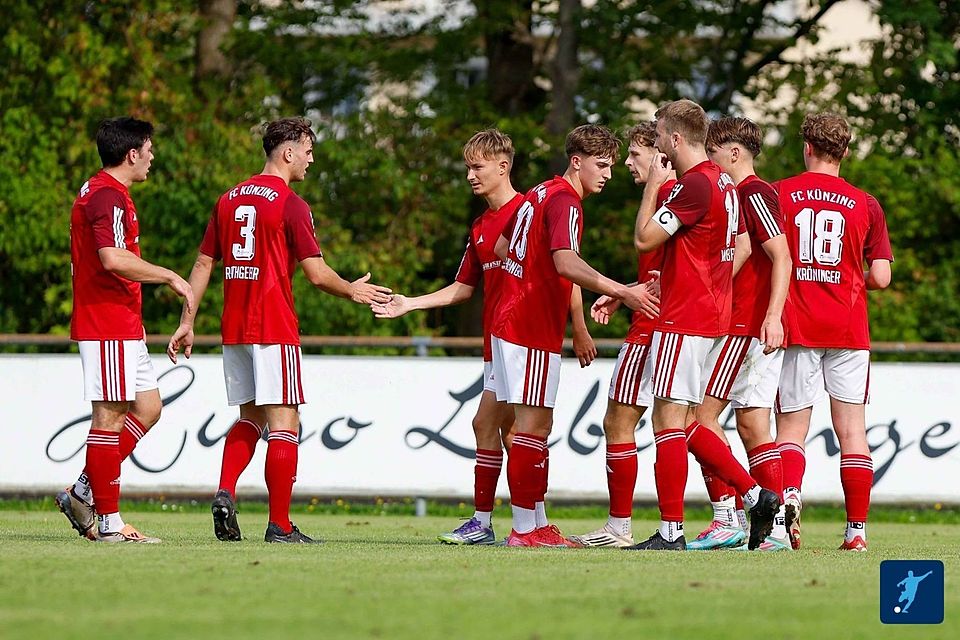 Der Jubel des neuen Tabellenführers! Der FC Künzing grüßt nach dem 3:0-Auswärtssieg gegen Bischofsmais von der Tabellenspitze